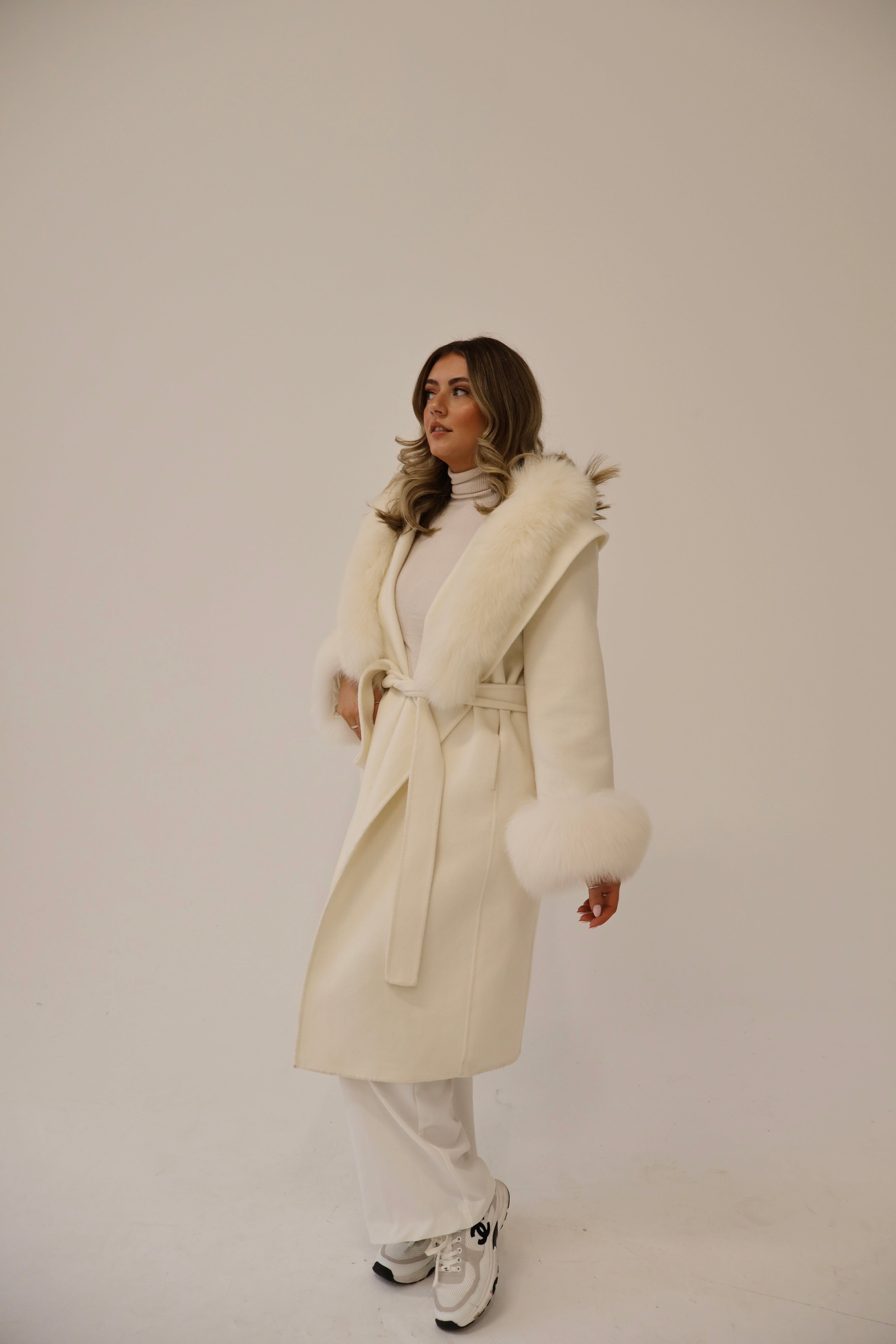 Elegant Long Cashmere Wool Coat with Detachable Fox Fur Trim
