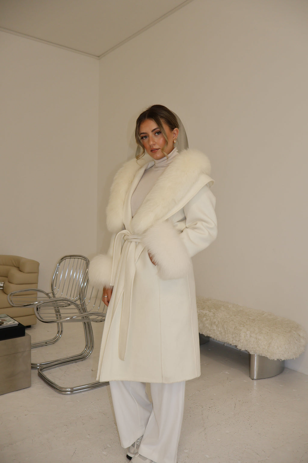 Elegant Long Cashmere Wool Coat with Detachable Fox Fur Trim